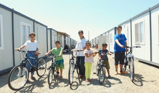 Gaziantep'te depremzede çocuklara bisiklet